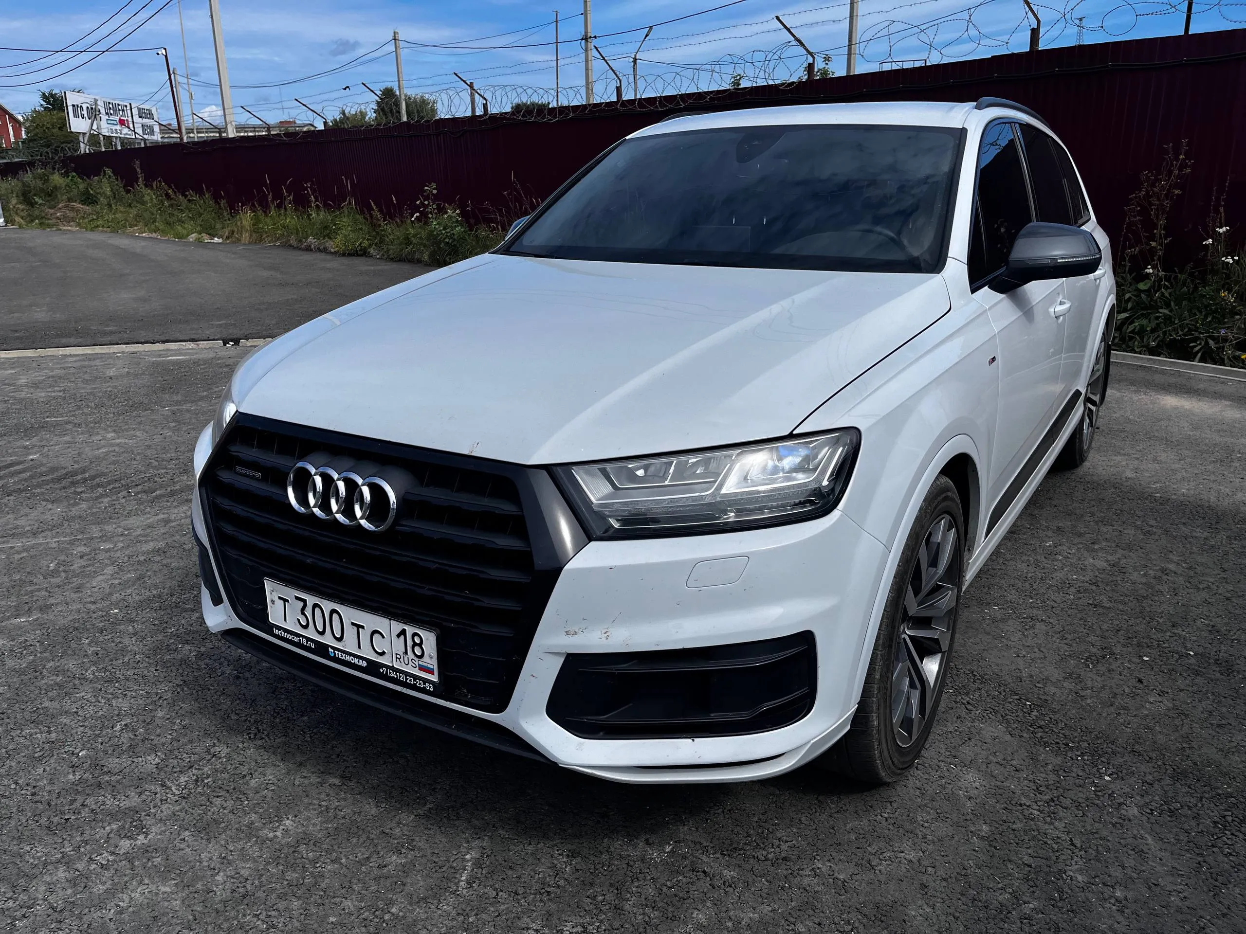 Автомобиль AUDI Q7 — фото