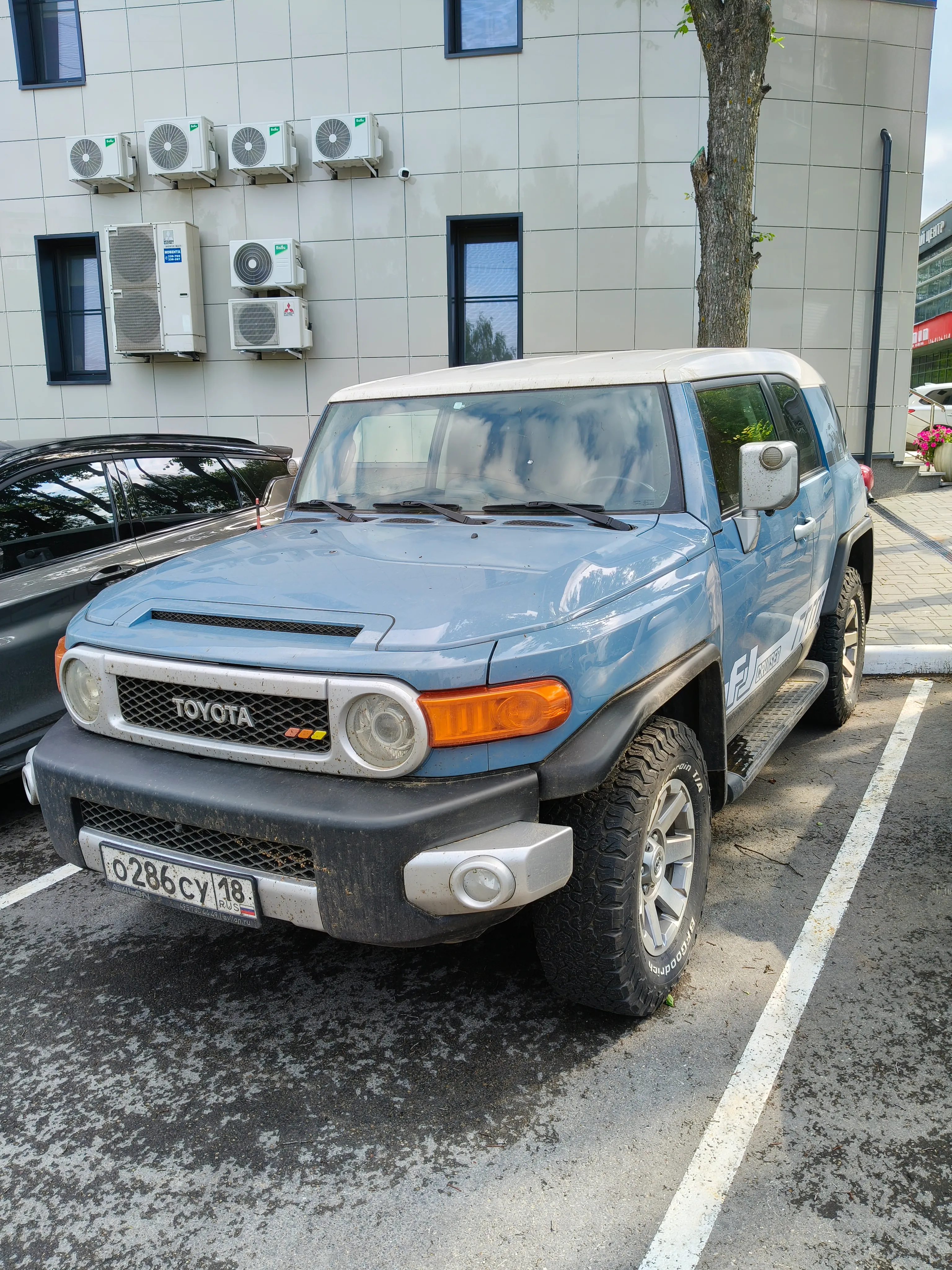 Автомобиль Toyota FJ CRUISER — фото