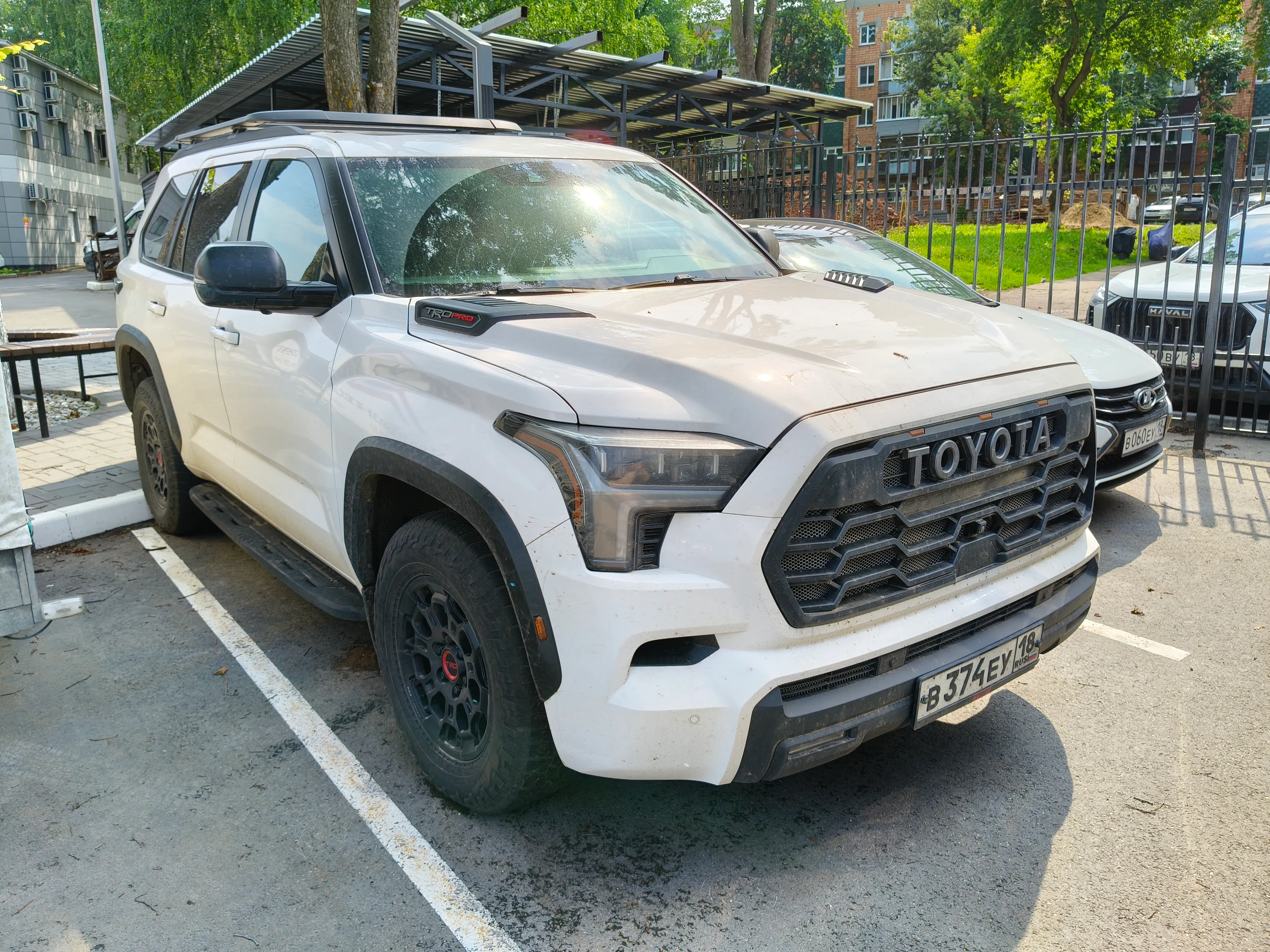 Автомобиль Toyota Sequoia — фото
